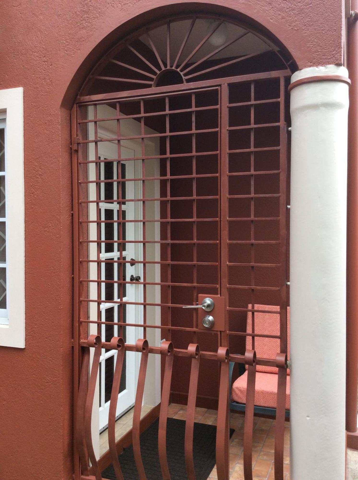 Le Quad - One Bedroom & Studio Apt - Private, Spacious & Secured Kingston Extérieur photo