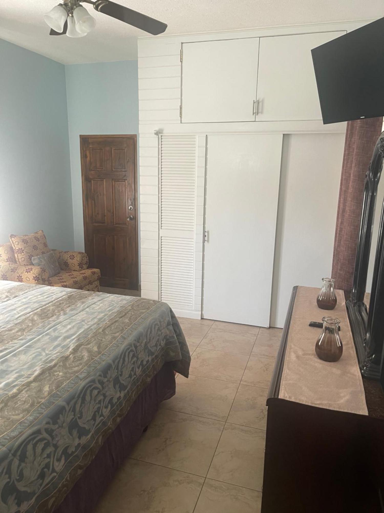 Le Quad - One Bedroom & Studio Apt - Private, Spacious & Secured Kingston Extérieur photo
